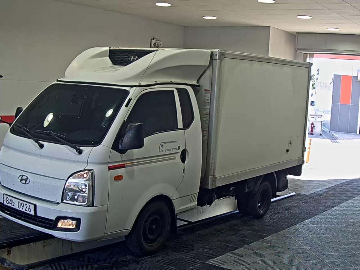 HYUNDAI PORTER II FREEZER BOX TRUCK SUPER CAB TWIN COMPRESSOR